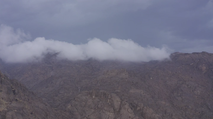جبال عقدة حائل تحت الغيوم، لقطة من الأرض.