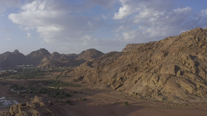 جبال عقدة حائل تحت السماء الملبدة بالغيوم، لقطة جوية.