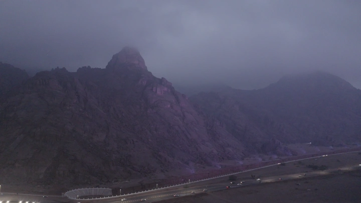 جبال عقدة حائل في المساء، لقطة جوية ضبابية.