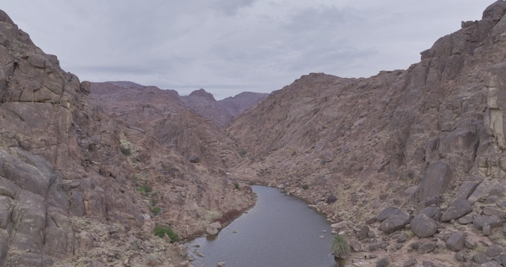 وادي صخري مع سد مائي في حائل، تصوير جوي.