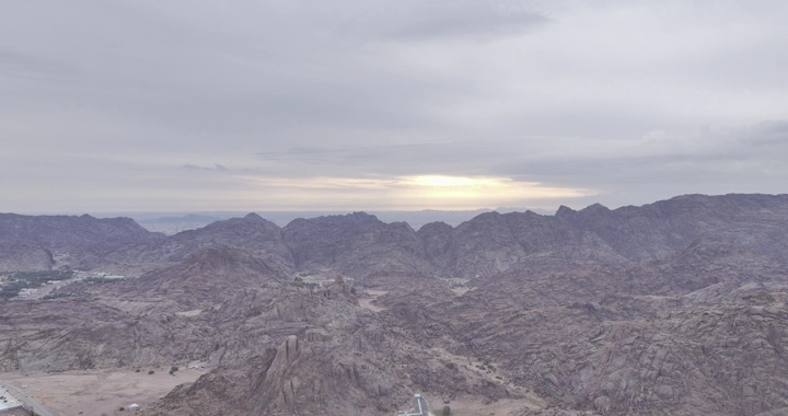 جبال في عقدة حائل عند شروق الشمس، لقطة جوية.