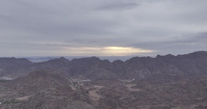 جبال عقدة حائل عند شروق الشمس، لقطة جوية.