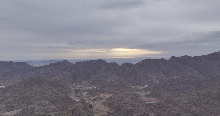 جبال في عقدة حائل عند شروق الشمس، لقطة جوية.