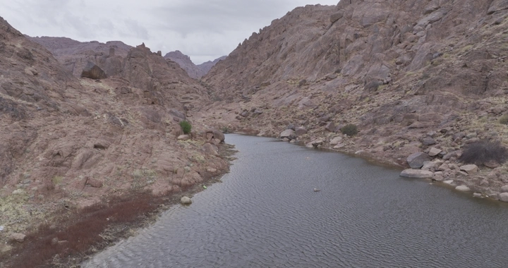سد عقدة في حائل بين الجبال، لقطة جوية.