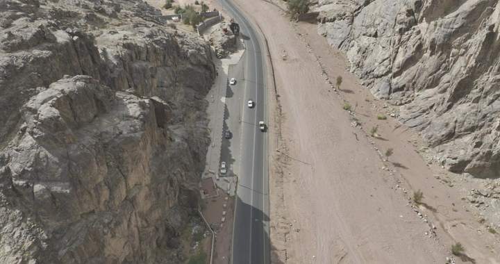 طريق بين جبال عقدة في حائل، لقطة جوية.