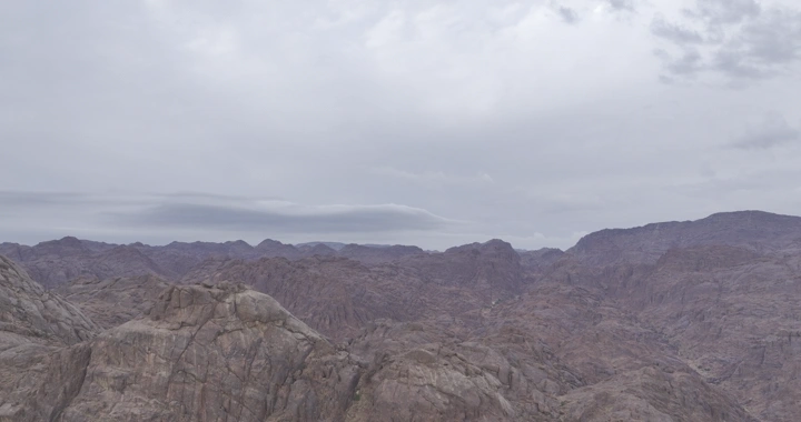 جبال عقدة في حائل تحت سماء غائمة، منظر جوي.