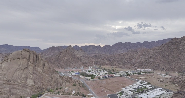 جبال عقدة في حائل تحت سماء غائمة، لقطة جوية.