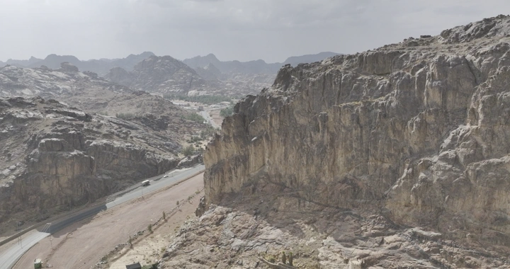 جبال عقدة في حائل تحت السماء الغائمة، لقطة جوية.
