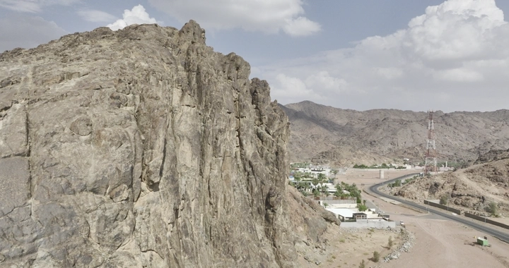 جبال عقدة في حائل، لقطة جوية نهارية.