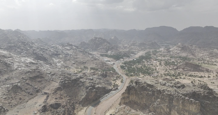 جبال عقدة في حائل تحت السماء الغائمة، لقطة جوية.