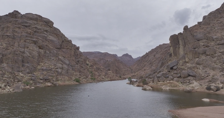 سد محاط بالجبال في حائل، لقطة نهارية.