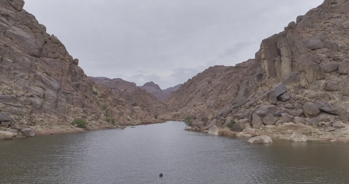 سد عقدة حائل بين الجبال، لقطة جوية.