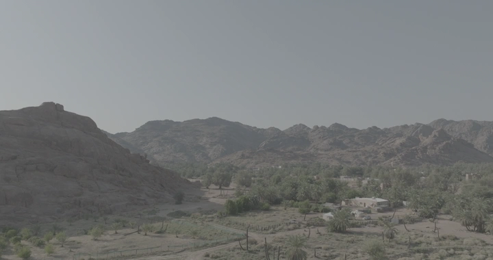 جبال عقدة في حائل تحت سماء صافية، لقطة جوية.