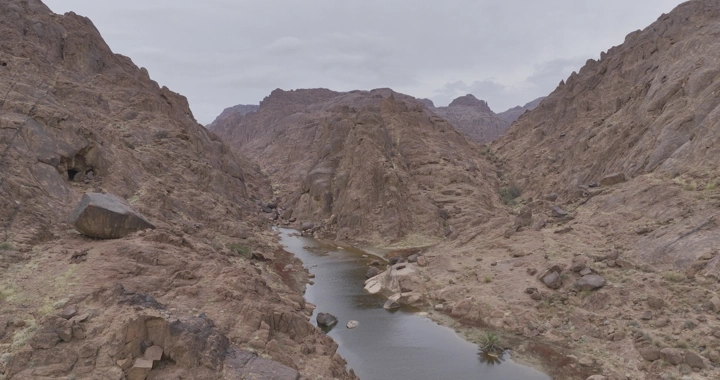 وادي وجبال في سد عقدة حائل، لقطة جوية.