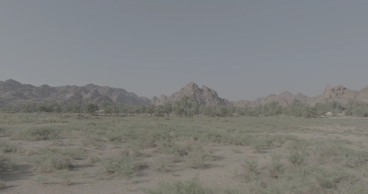 جبال عقدة في حائل تحت سماء صافية، لقطة واسعة.