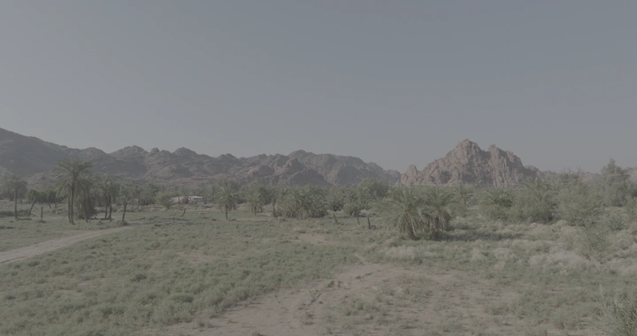 جبال عقدة في حائل تحت السماء الصافية، لقطة جوية.