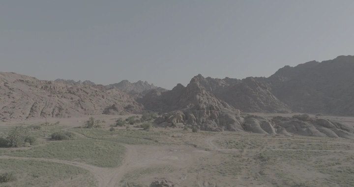 جبال عقدة في حائل تحت سماء صافية، لقطة جوية.