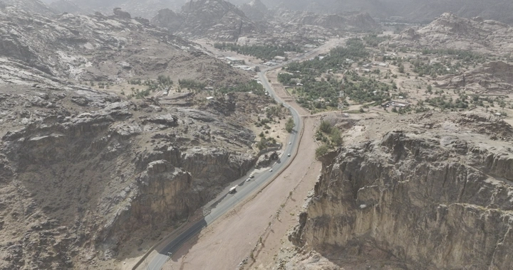 جبال عقدة حائل مع طريق يمر بينها، لقطة جوية.