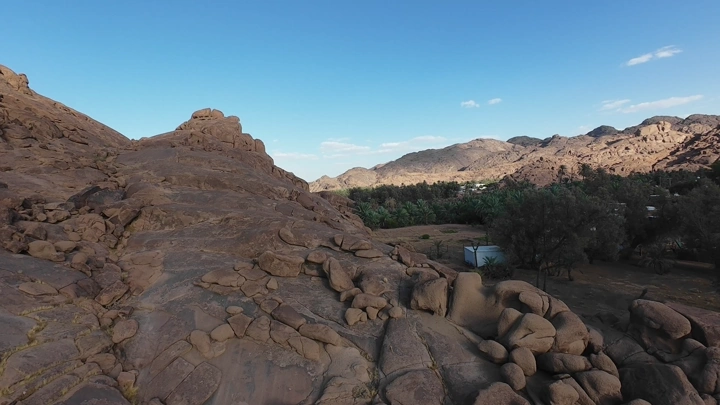 جبال عقدة في حائل تحت سماء زرقاء، لقطة جوية.