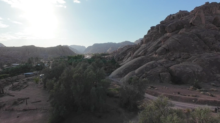 جبال عقدة في حائل تحت ضوء الشمس، لقطة جوية.