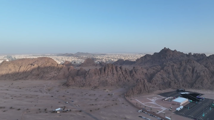 جبال المغواة في حائل عند الغروب، لقطة جوية.