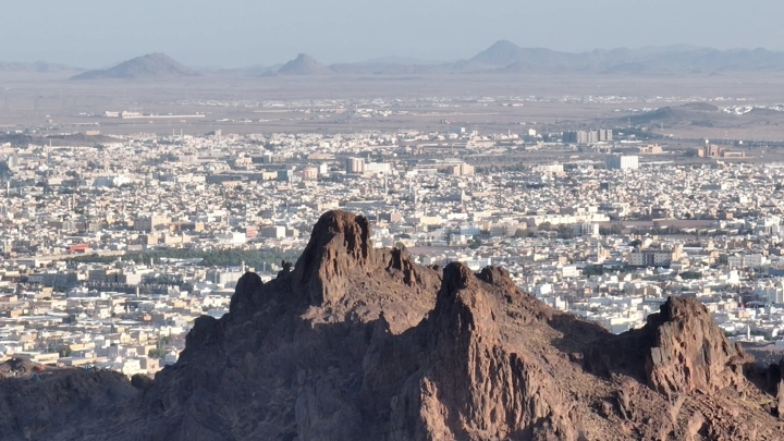 مدينة حائل مع جبال في المقدمة، لقطة جوية.