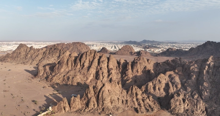 جبال المغواة في حائل، لقطة جوية في النهار.