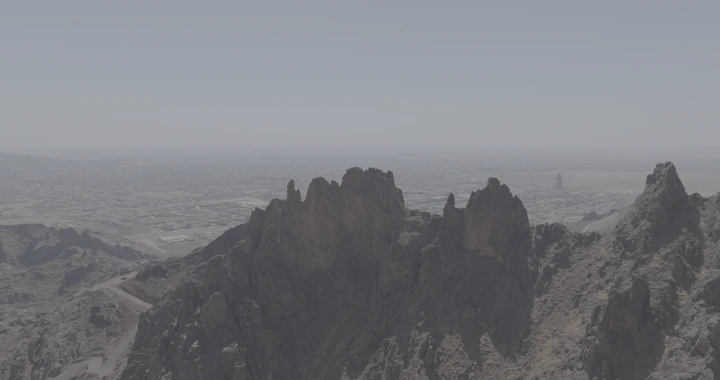 جبال المغواة في حائل تحت السماء الصافية، لقطة جوية.