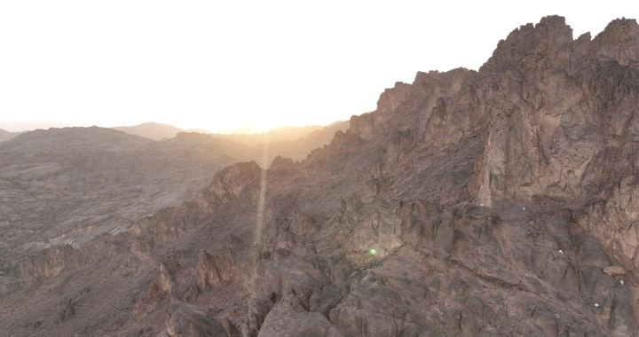 جبال المغواة في حائل عند الغروب، لقطة جوية.