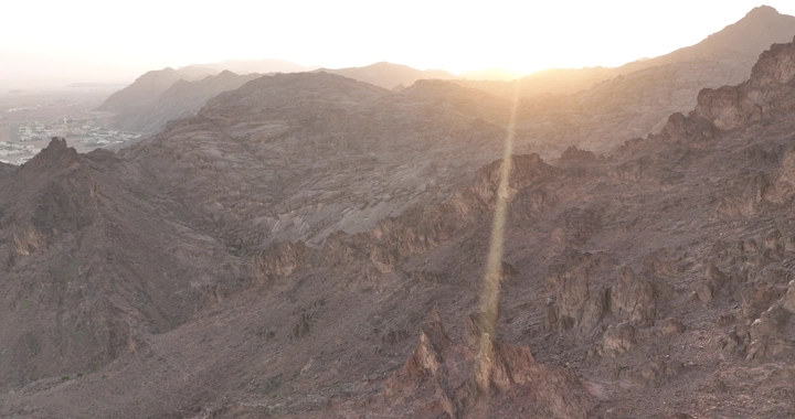 جبال المغواة في حائل عند شروق الشمس، لقطة جوية.