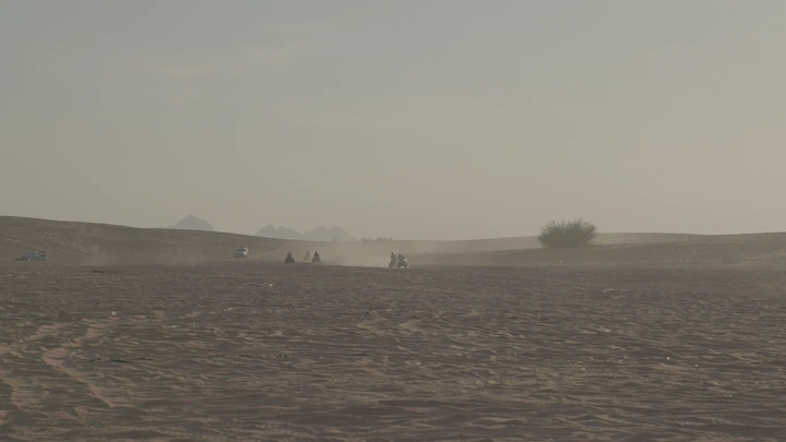 دراجات رباعية في الصحراء خلال النهار، لقطة بعيدة.