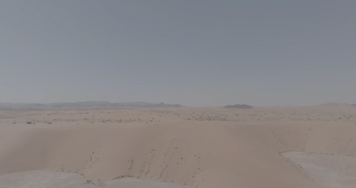 كثبان رملية في الصحراء تحت سماء صافية، منظر جوي.