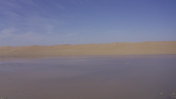 صحراء النفود مع سماء زرقاء، لقطة واسعة.