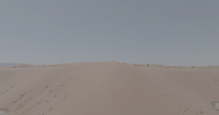 كثبان رملية في الصحراء تحت سماء صافية، لقطة جوية.