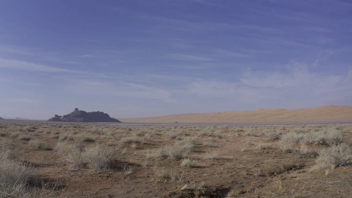 صحراء نايلات حائل تحت سماء زرقاء، لقطة واسعة.