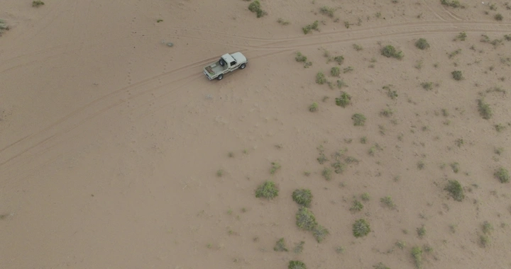سيارة في صحراء النفود من الأعلى، لقطة جوية.