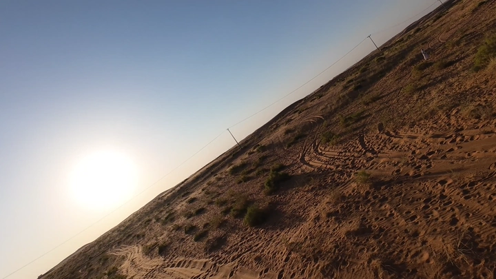 صحراء النفود مع آثار إطارات في الرمال، لقطة مائلة.