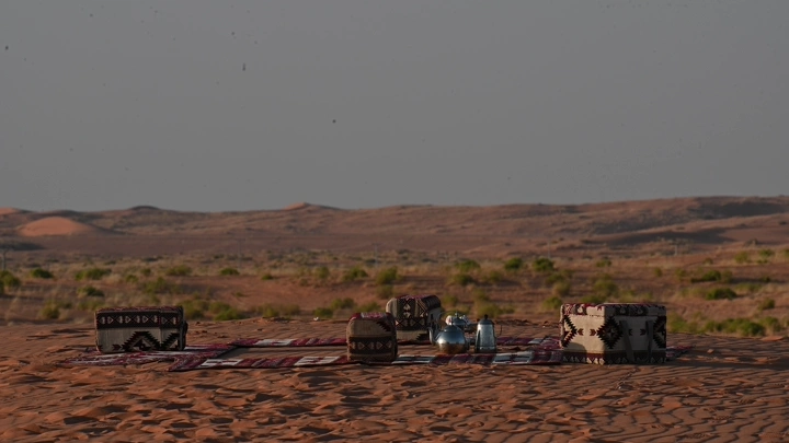 جلسة تقليدية في صحراء النفود، تصوير في النهار.