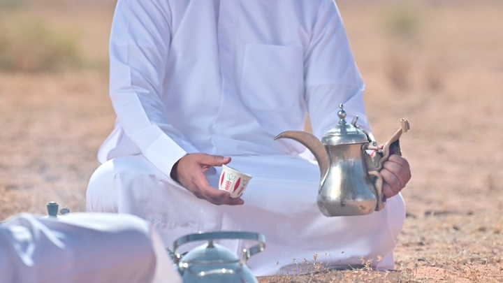 جلسة قهوة سعودية في الصحراء، لقطة قريبة.