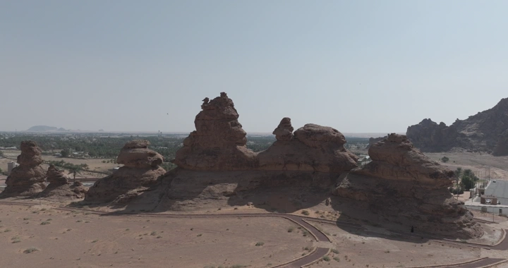 تكوينات صخرية في جبل أم سنمان، جبة حائل، لقطة جوية.