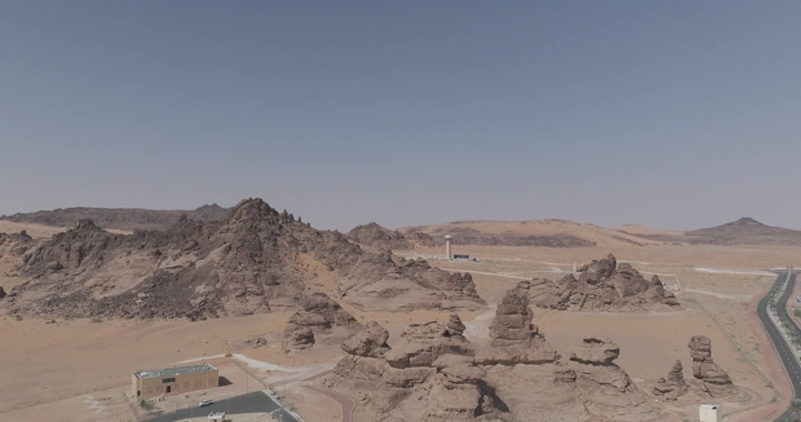 منظر جوي لجبل أم سنمان في جبة حائل، لقطة نهارية.