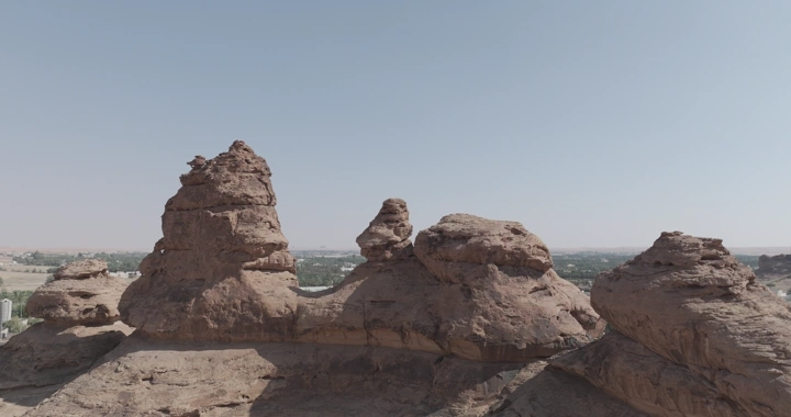 تكوينات صخرية في جبل أم سنمان، جبة حائل، لقطة جوية.