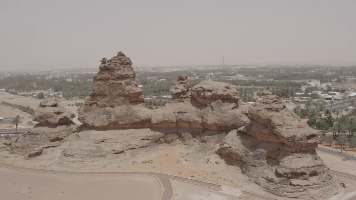 تكوينات صخرية جبل أم سنمان في جبة حائل، لقطة جوية.