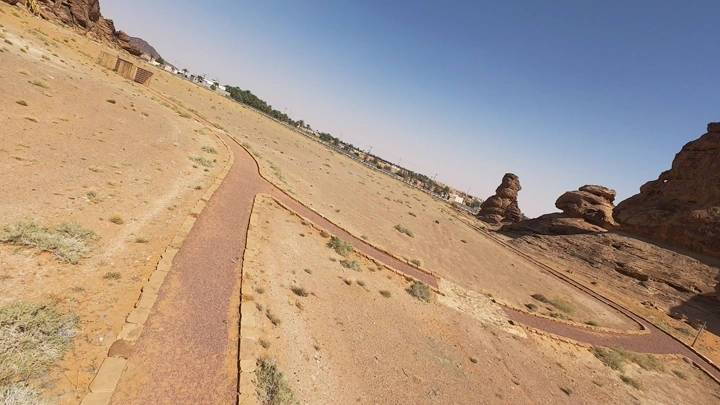 مسار جبلي في جبل أم سنمان، جبة حائل، لقطة جوية.