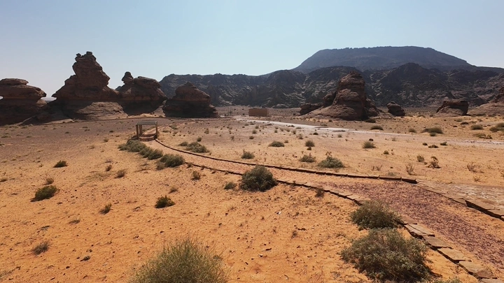 تكوينات صخرية في جبل أم سنمان في جبة حائل، لقطة نهارية.