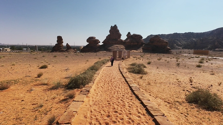 ممر رملي يؤدي إلى جبل أم سنمان في جبة حائل، لقطة جوية.