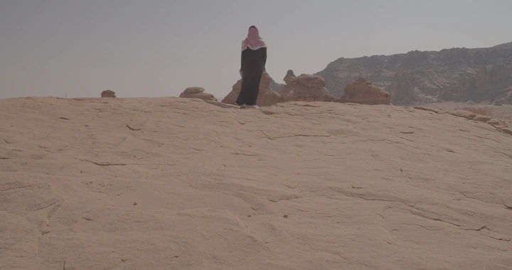 شخص يقف على جبل أم سنمان في جبة حائل، لقطة نهارية.