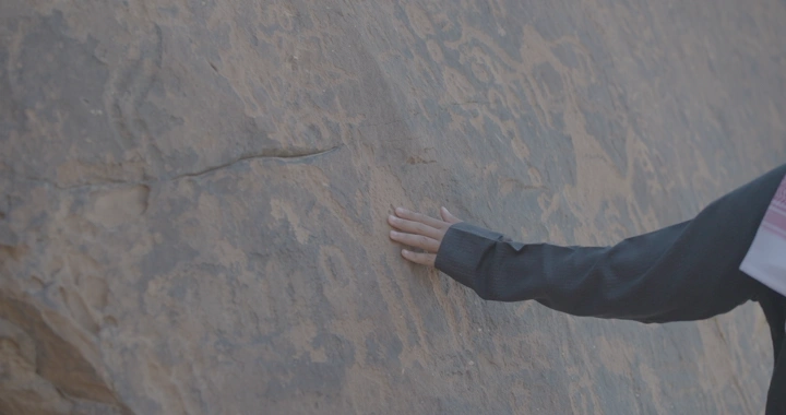 نقوش صخرية ثمودية في جبة حائل، لقطة قريبة.