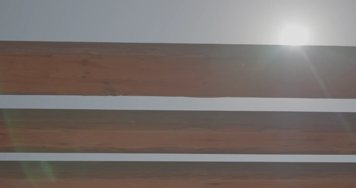 رجل يمشي امام جبل أم سنمان، لقطة من الأسفل.