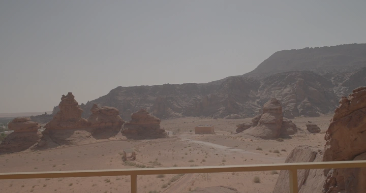 رجل ينظر إلى جبل أم سنمان في جبة حائل، لقطة نهارية.